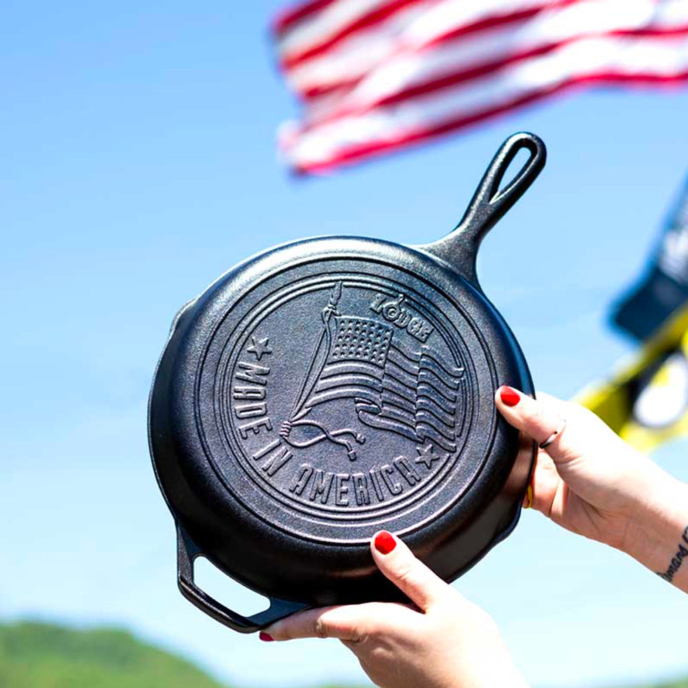 Lodge Padella Ø 26,04 cm. Logo Bandiera USA - Centro Internazionale del Barbecue