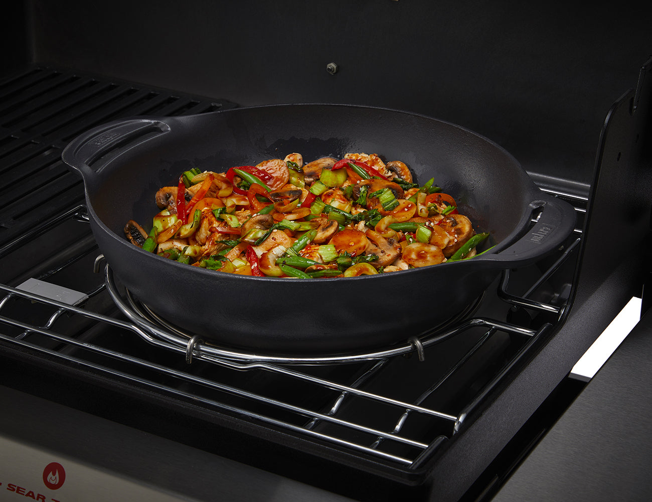 Weber Gourmet BBQ System Wok in Ghisa con Coperchio e Cestello - Centro Internazionale del Barbecue