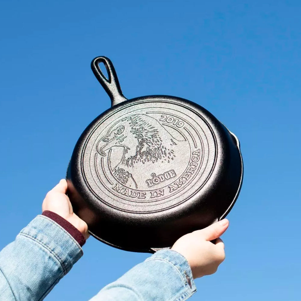 Lodge Padella Ø 26,04 cm. Logo Aquila USA - Centro Internazionale del Barbecue