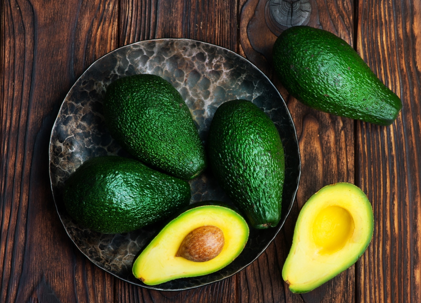 Avocados ripieni al peperoncino e tortillas